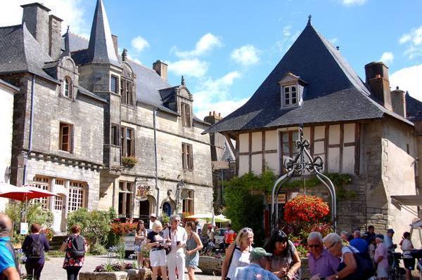 <p>La place centrale du bourg historique.</p>
