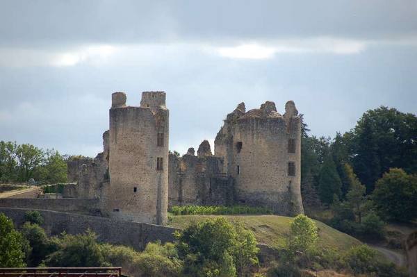 <p>Le château domine le bourg et la Vienne.</p>