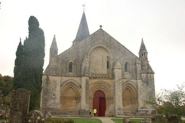 <p>Le fronton de l'église.</p>