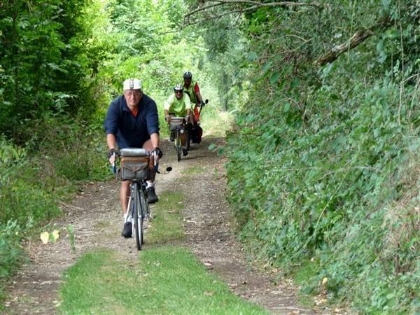 <p>par un pittoresque chemin creux.</p>