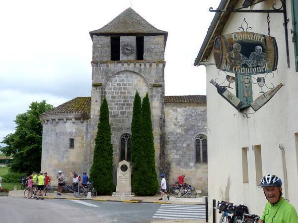 <p>La chapelle de Montaigne et sa source.</p>PM
